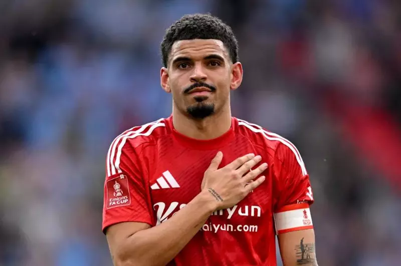 مورجان جيبس وايت لاعب نوتنجهام فورست